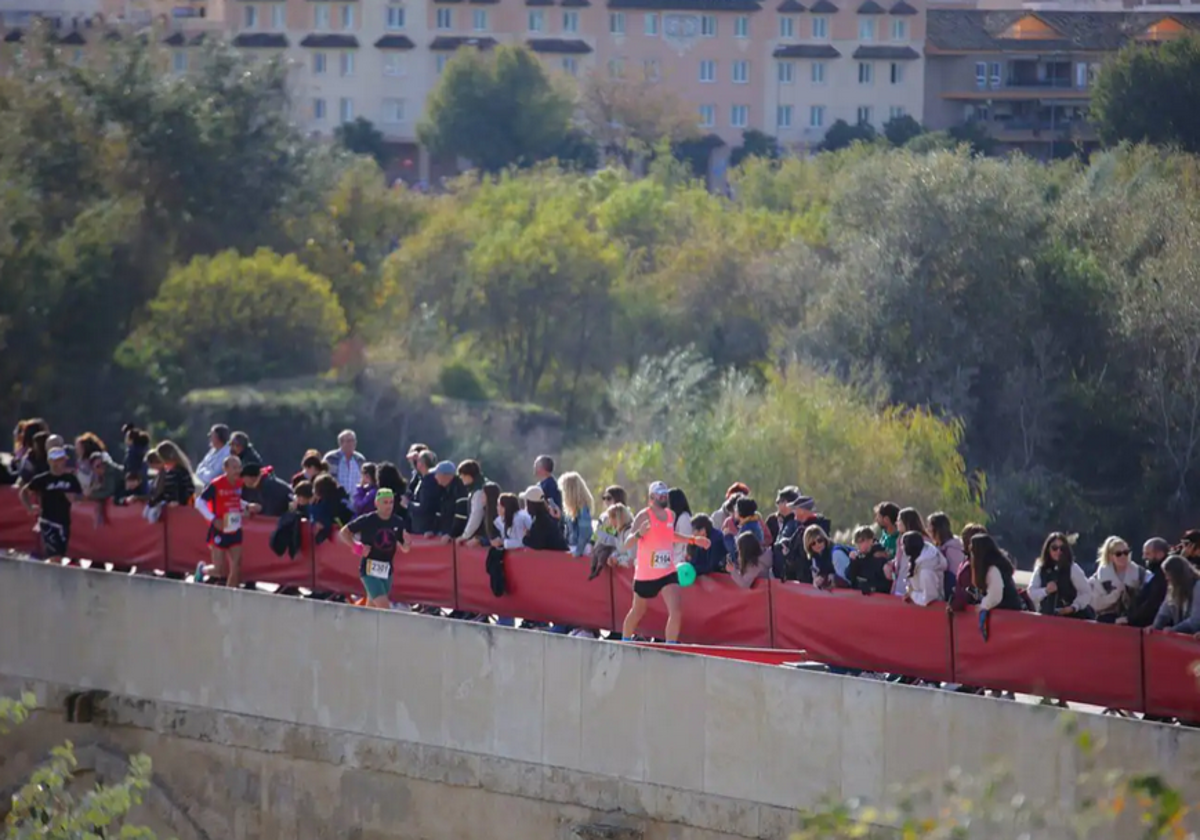 La pasada edición de la Media Maratón de Córdoba a su paso por el Puente Romano