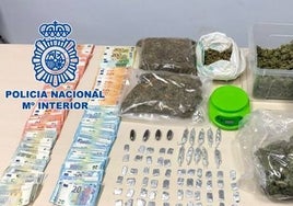 «Trasiegos inusuales de personas» llevan a la Policía a desmantelar ocho tiendas de droga en Valencia: 30.000 euros intervenidos