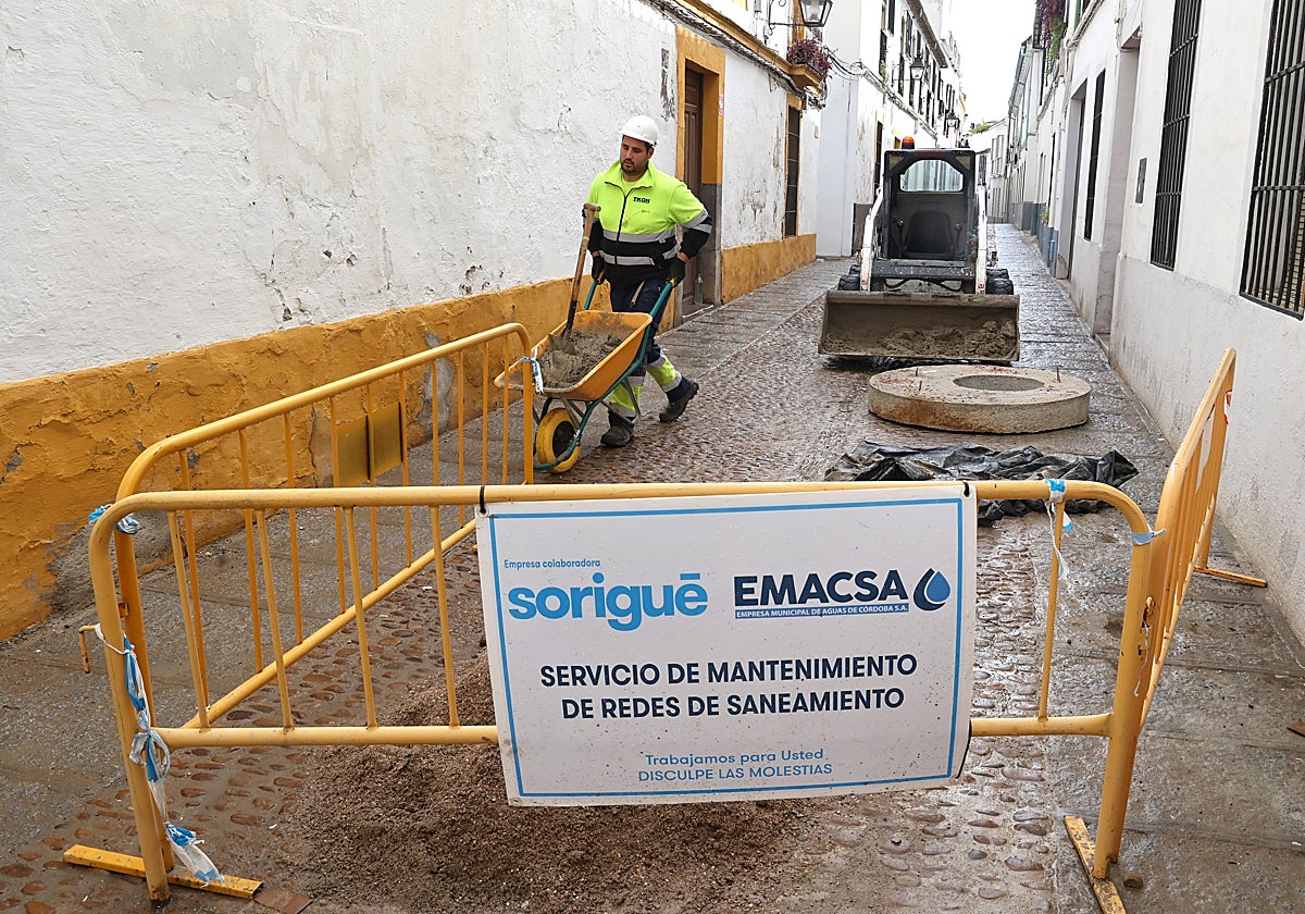 Obras de Emacsa en una calle de Córdoba