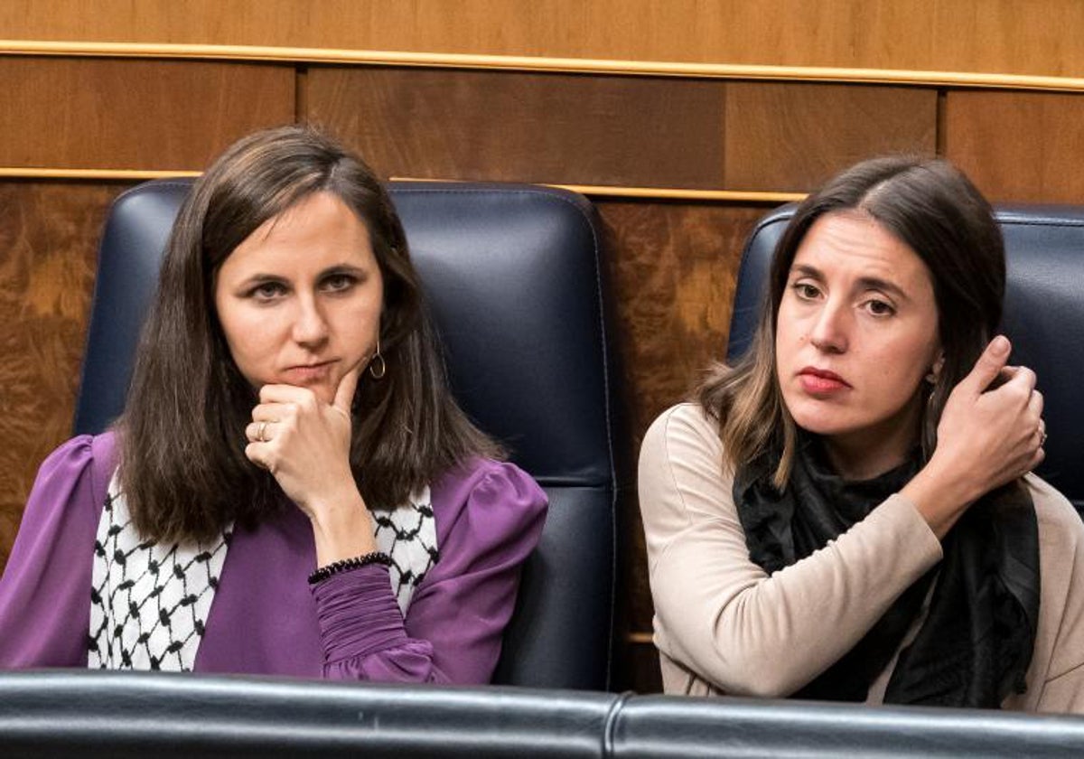 La ex ministra de Derechos Sociales, Ione Belarra, y la ex ministra de Igualdad Irene Montero en el Congreso