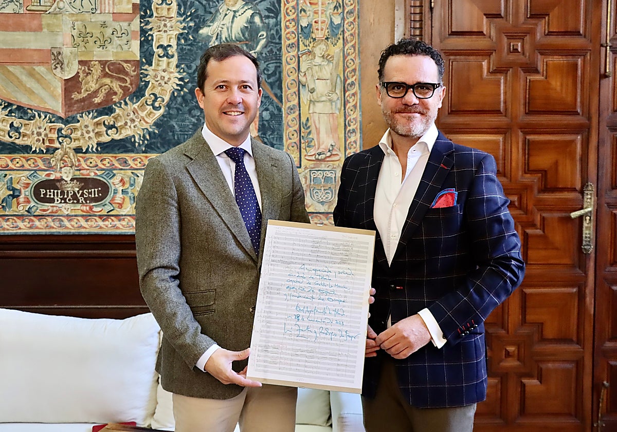 Entrega de la partitura al alcalde Carlos Velázquez