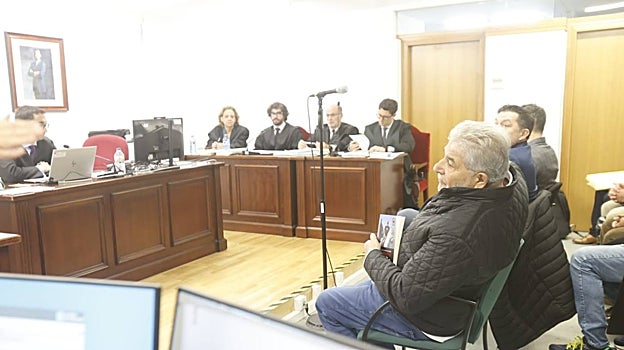 Laureano Oubiña no soltó su libro en todo el juicio, celebrado este martes en Vilagarcía