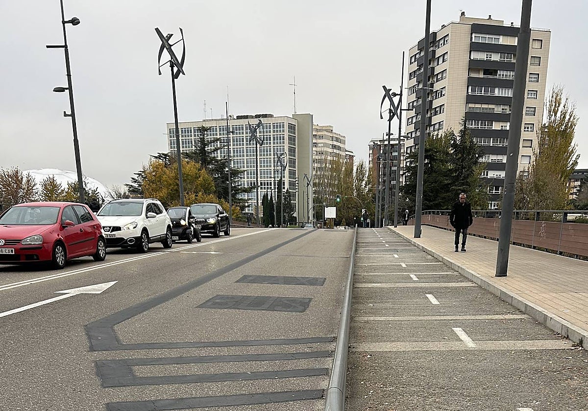 Marcas borradas en el carril bus del puente de Isabel la Católica