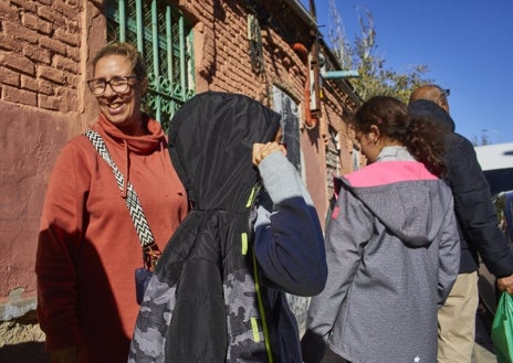 Imagen secundaria 1 - Exterior de Peironcely, 10, con puertas tapiadas que decoran grafitis con imágenes de Robert Capa; Loubma, una de las antiguas inquilinas que fue realojada, e interior de la finca, en 2021, cuando no se había hecho el realojo
