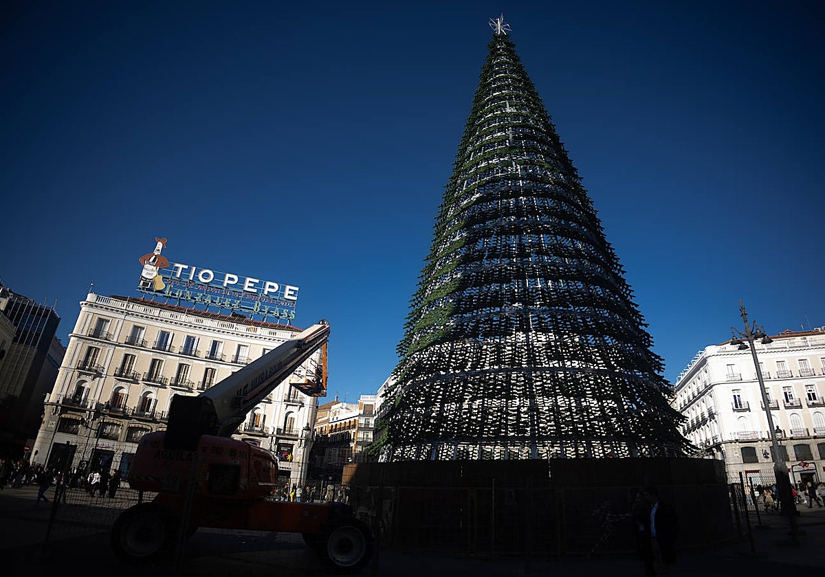 El abeto navideño recién instalado en la Puerta del Sol, este martes