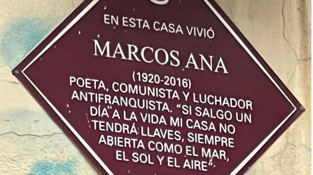 La placa en la fachada del edificio donde vivió Marcos Ana, que ha sido vandalizada varias veces con la palabra 'asesino' y ha sido limpiada por el ayuntamiento.  Puedes ver los restos de pintura en la pared.