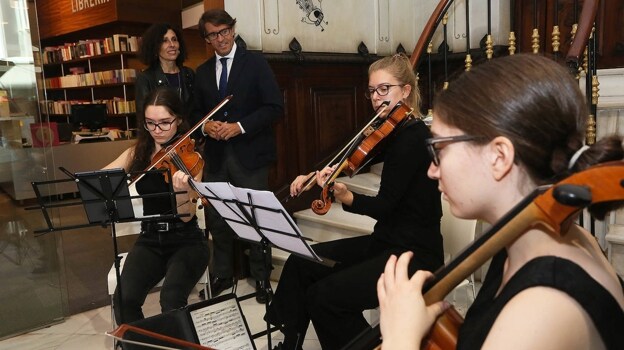 Imagen de la interpretación de varias piezas musicales en la Casa Bardin