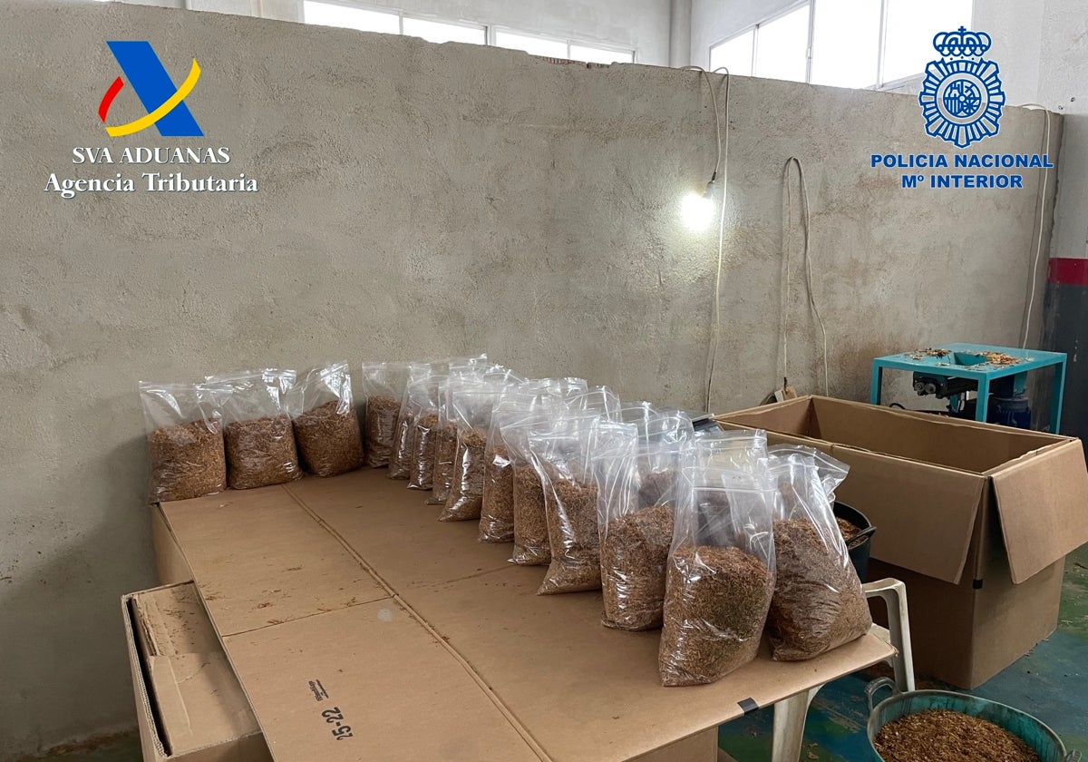 Algunas de las bolsas con la picadura de tabaco ya lista para ser enviada por mensajería