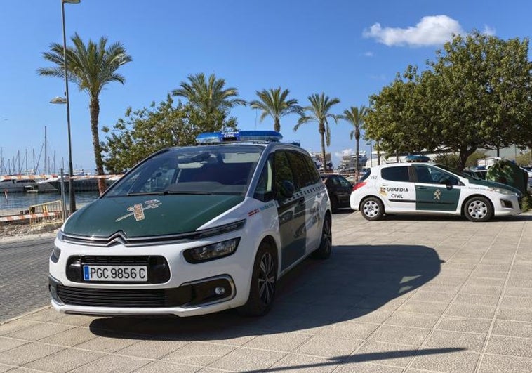 Dos vehículos de la Guardia Civil.