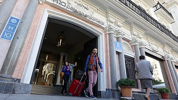 Turistas saliendo del hotel Palacio Colomera