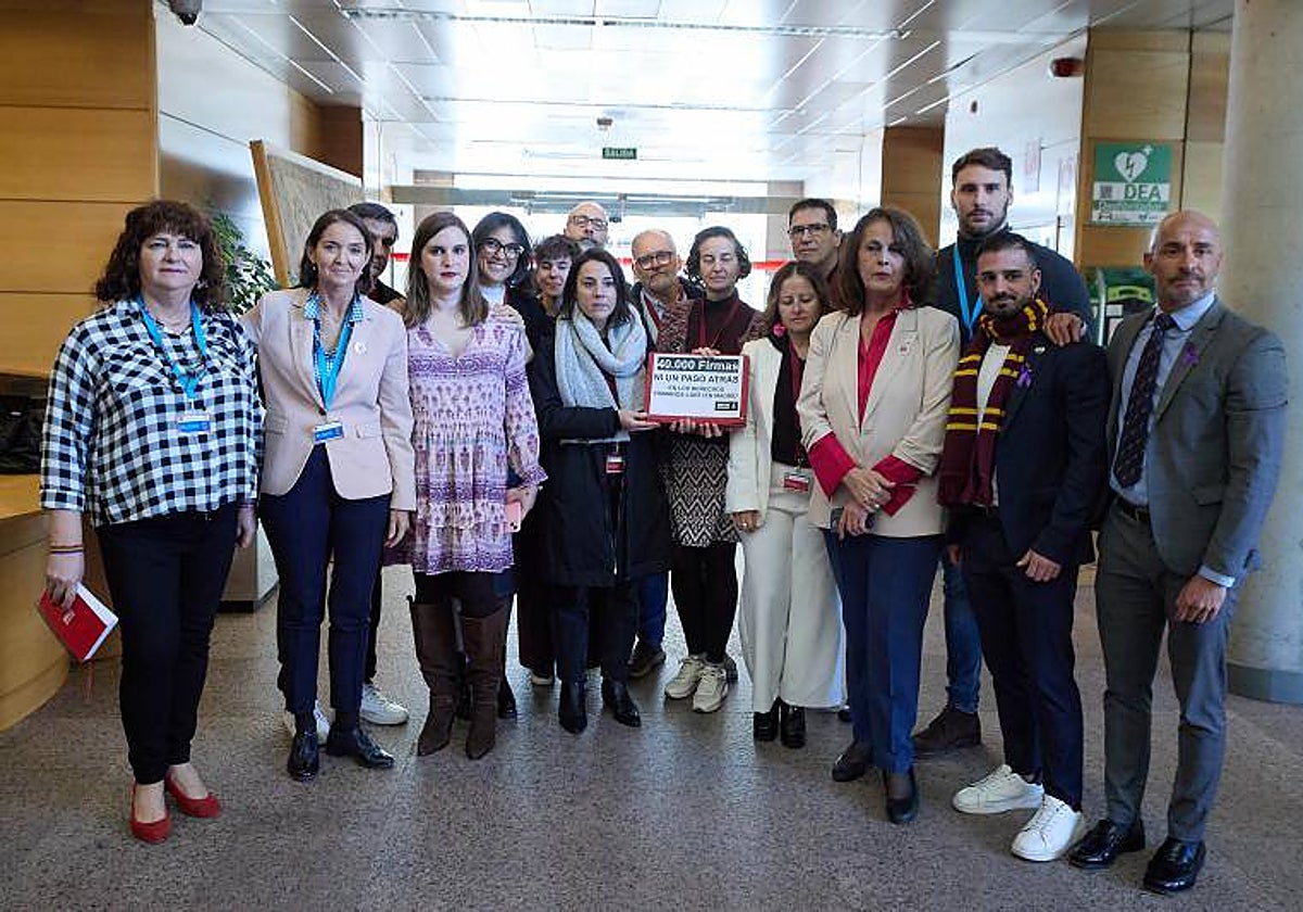 Diputados de Más Madrid y el PSOE en la Asamblea, junto a representantes de entidades LGTBI y trans