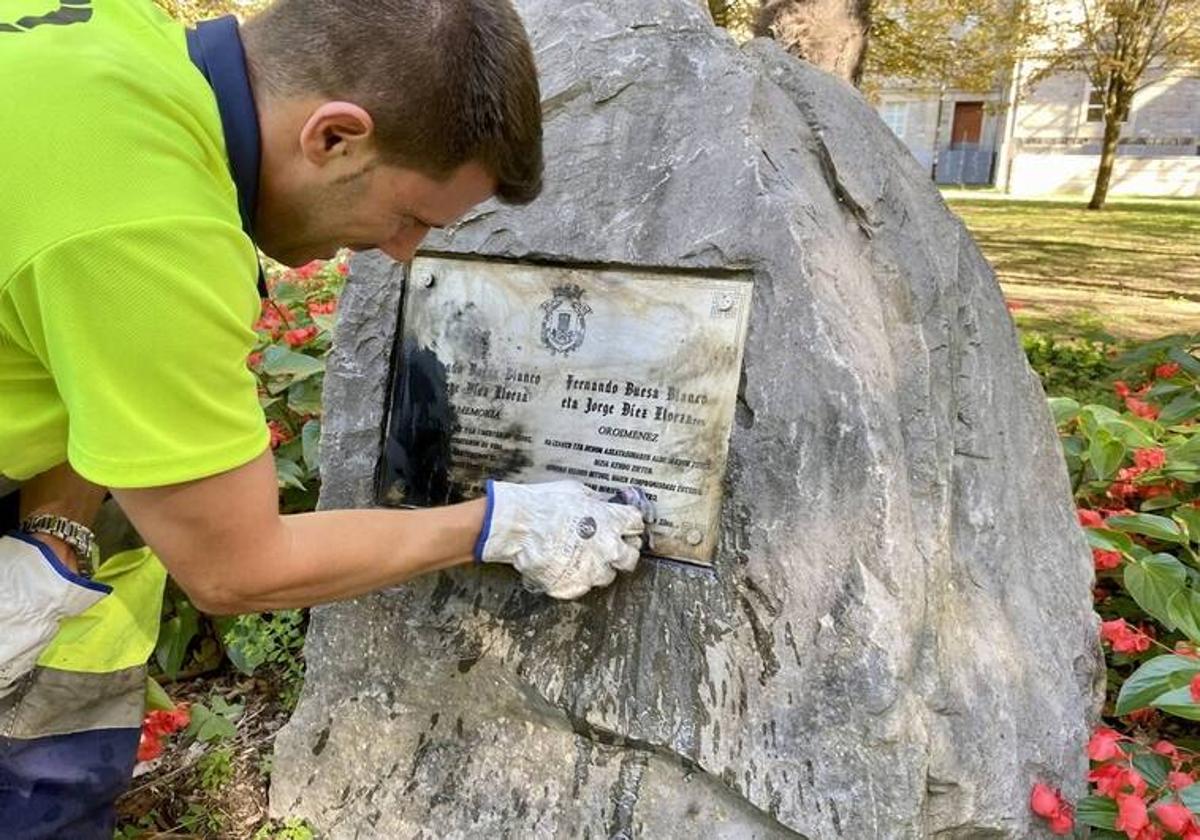 Un operario limpia la pintura tras el ataque en el monolito en recuerdo de Fernando Buesa y Jorge Díez.