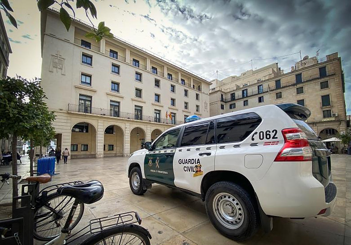 Imagen de archivo de un coche de la Guardia Civil frente a la Audiencia de Alicante