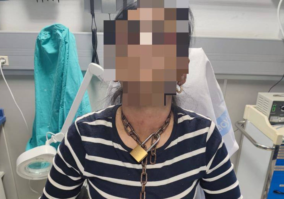 La mujer, en el hospital de Miranda de Ebro, con la cadena al cuello