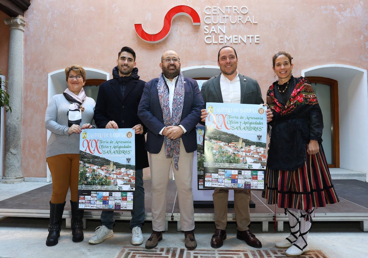 El diputado de Cultura, Tomás Arribas, junto al alcalde de Castillo, Gregorio García, durante la presentación