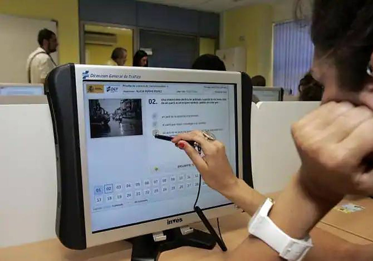 Imagen de archivo del examen teórico de conducir de la DGT