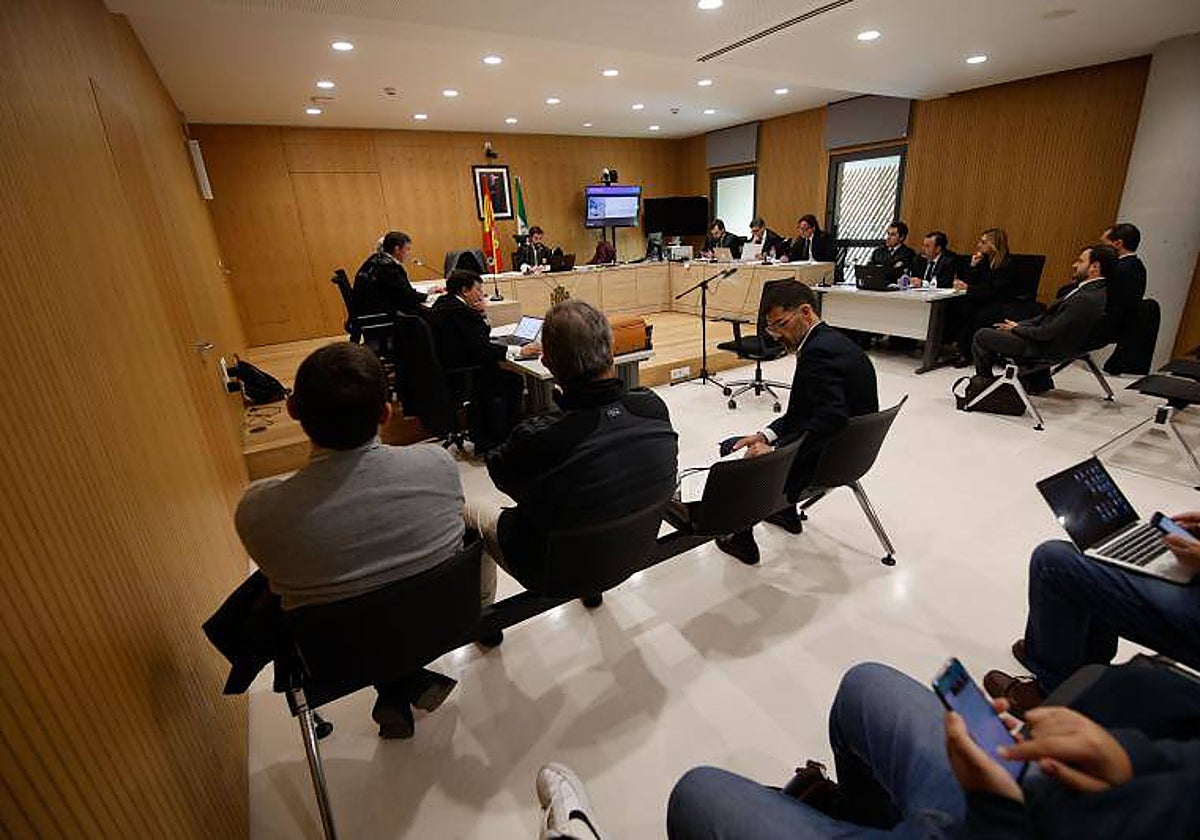 En la primera fila los miembros del Consejo de Administración del Córdoba CCF en el juicio