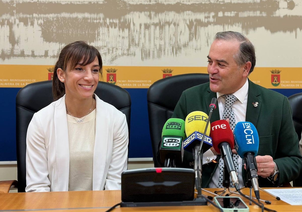 Sandra Sánchez presenta junto al alcalde de Talavera, José Julián Gregorio