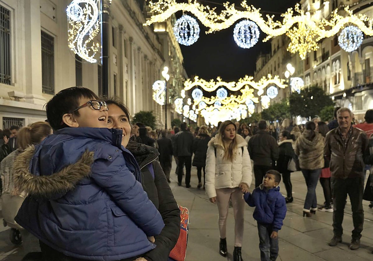 Madre e hijo viendo las luces de Navidad en la Avenida de la Constitución (Sevilla)