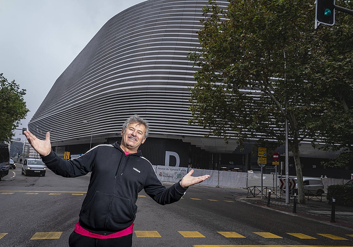 El artista y presentador delante del estadio Santiago Bernabéu