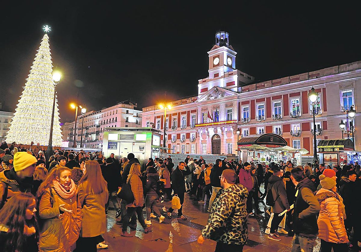 La Puerta del Sol, abarrotada de ciudadanos, en las Navidades del año pasado