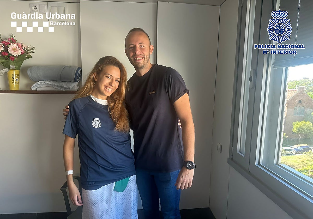 La joven, junto al agente que le salvó la vida en la plaza de Cataluña