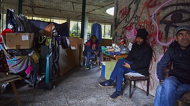 Airidas, Abel y otro sintecho charlan en su asentamiento, en uno de los huecos cubiertos de Azca