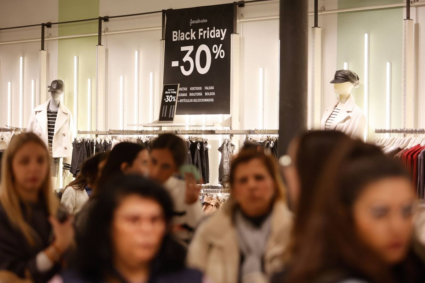 Fotos: ambientazo en la calle en busca de las ofertas del Black Friday en Córdoba