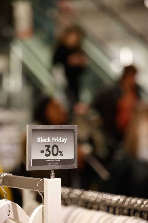 Fotos: ambientazo en la calle en busca de las ofertas del Black Friday en Córdoba