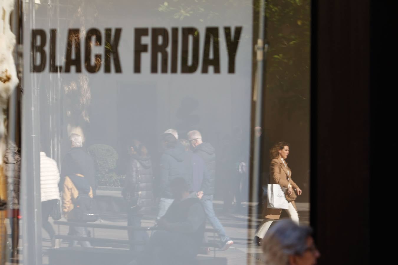 Fotos: ambientazo en la calle en busca de las ofertas del Black Friday en Córdoba