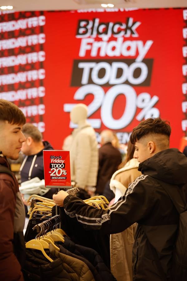 Fotos: ambientazo en la calle en busca de las ofertas del Black Friday en Córdoba