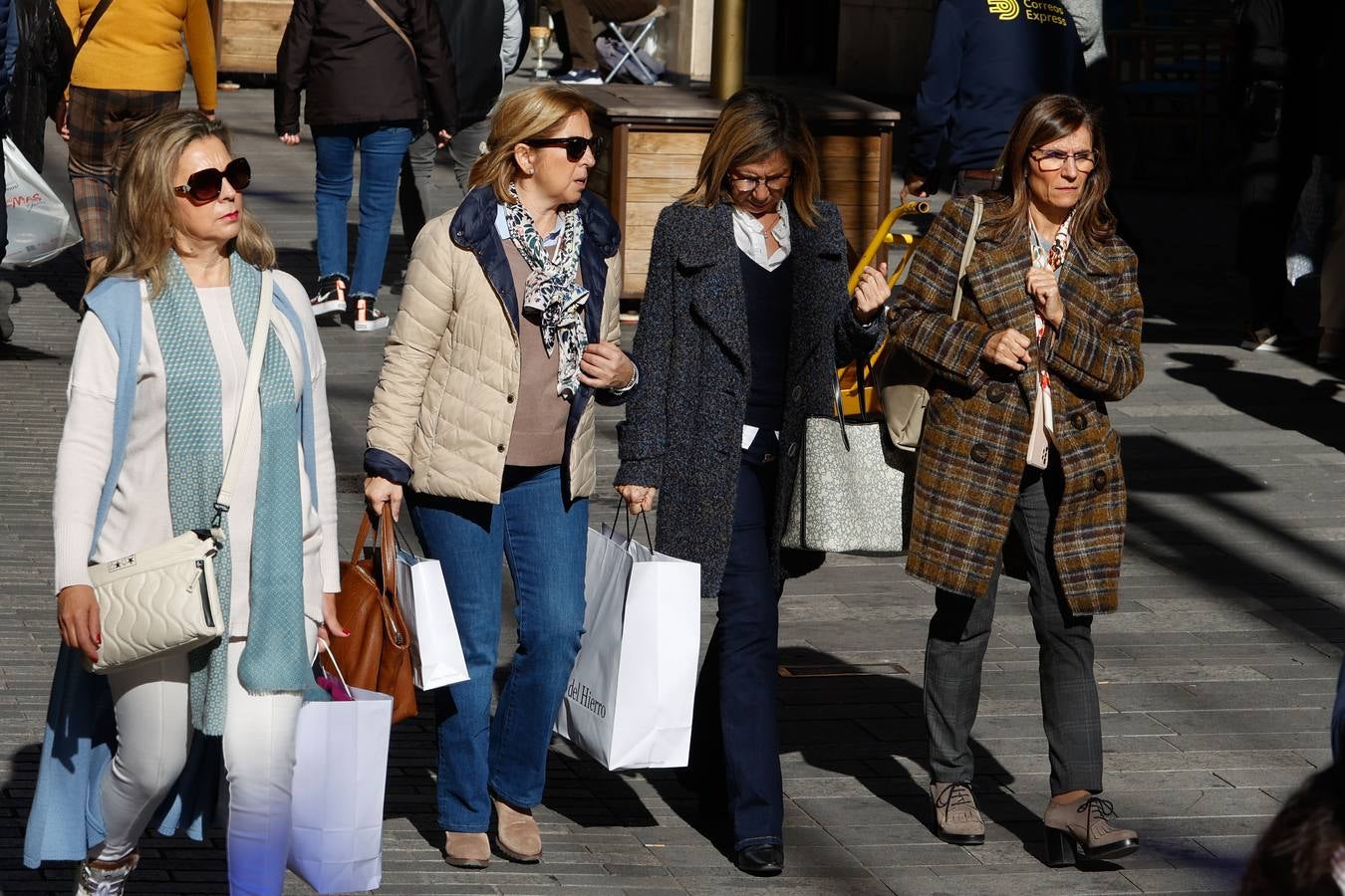 Fotos: ambientazo en la calle en busca de las ofertas del Black Friday en Córdoba