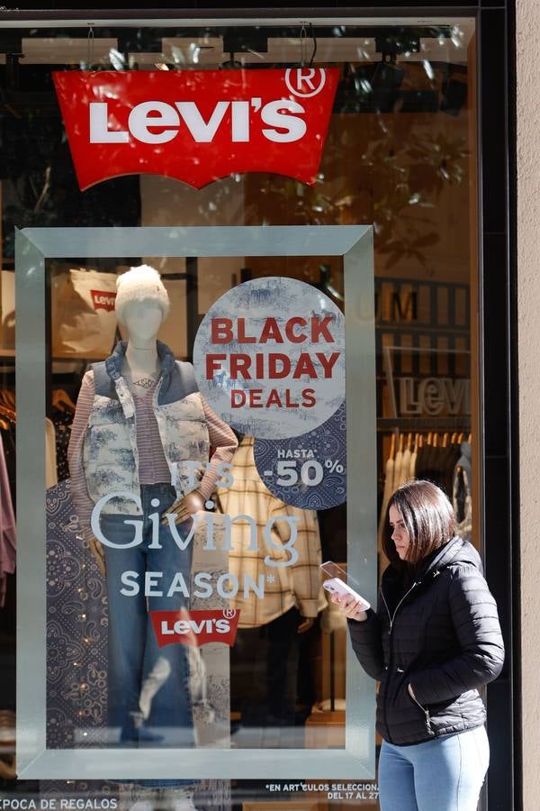 Fotos: ambientazo en la calle en busca de las ofertas del Black Friday en Córdoba