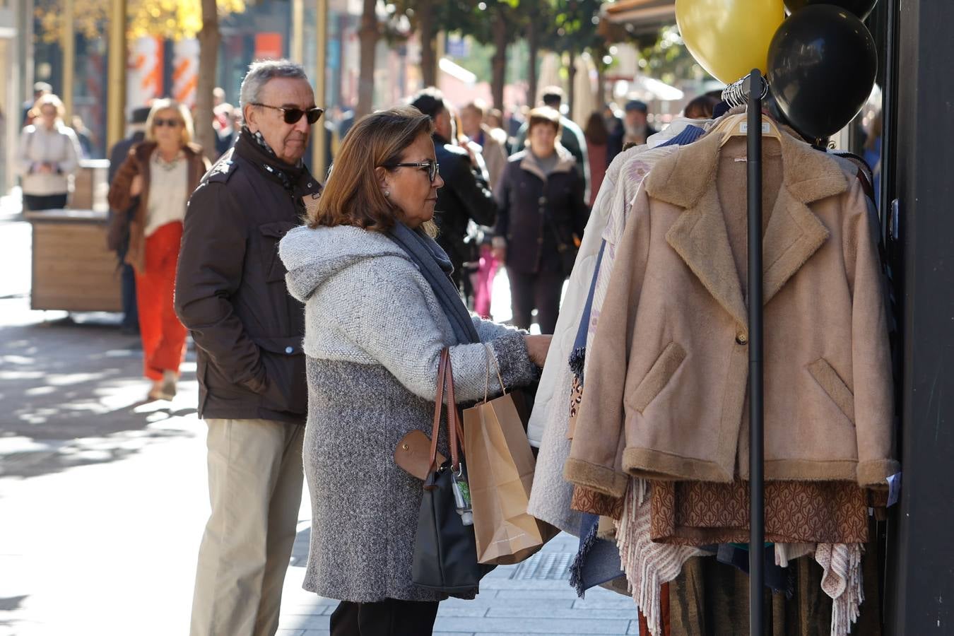 Fotos: ambientazo en la calle en busca de las ofertas del Black Friday en Córdoba