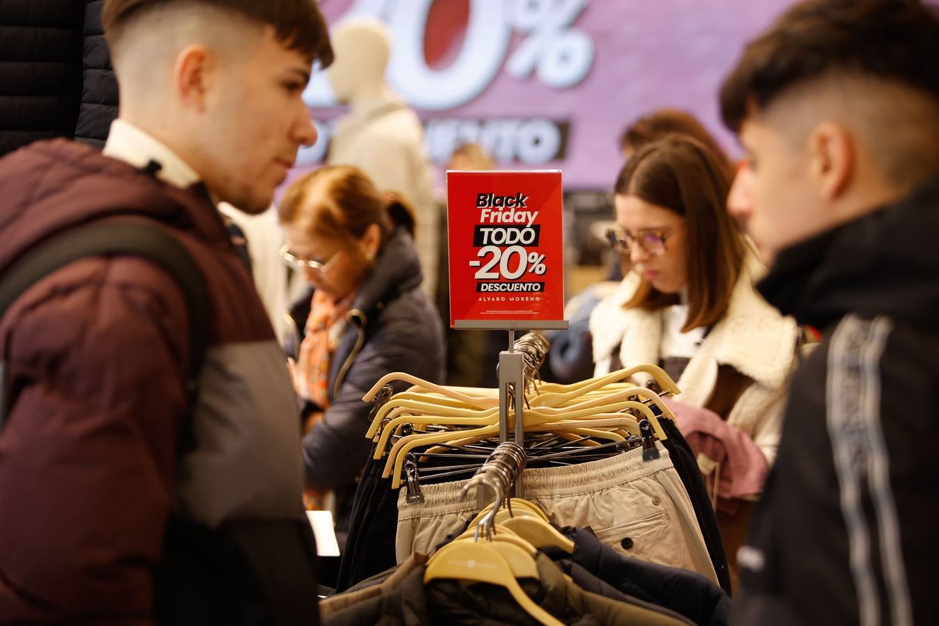 Fotos: ambientazo en la calle en busca de las ofertas del Black Friday en Córdoba