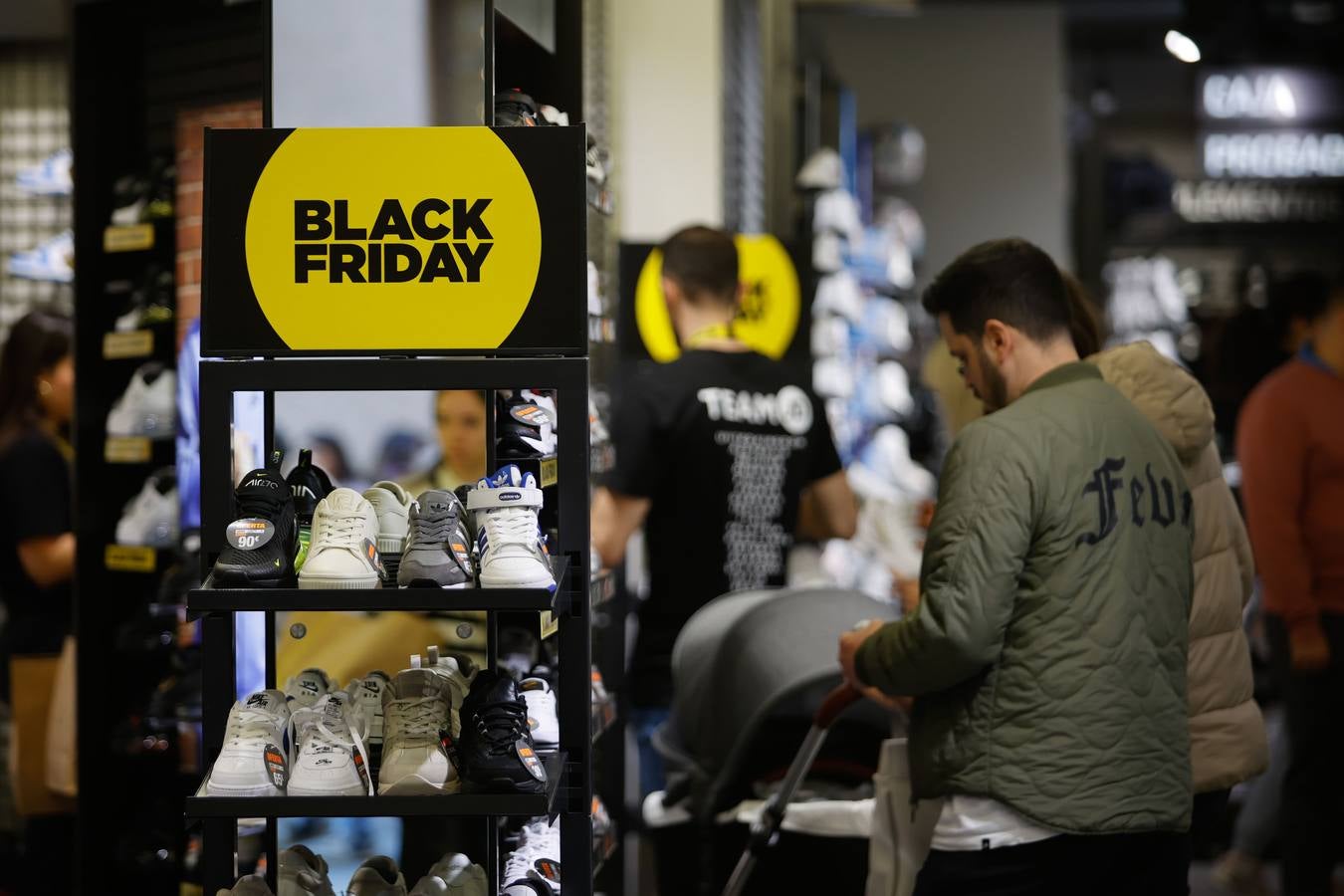 Fotos: ambientazo en la calle en busca de las ofertas del Black Friday en Córdoba