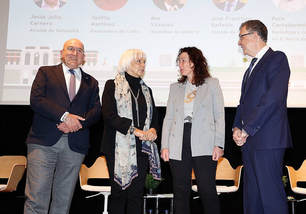 Los alcaldes de Valladolid, Jesús Julio Carnero; Murcia, José Francisco Ballesta, y Almería, Mar Vázquez; y la exalcaldesa de Cádiz Teófila Martínez, en el Foro 'Soterramiento, tres modelos de éxito'