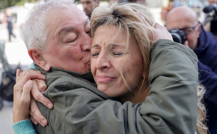 Imagen principal - Arriba, Yolanda Díaz junto a su padre, Suso Díaz, militante del PC y exsecretario general de CCOO. En las imágenes inferiores el líder de Vox junto a su padre, Santiago Abascal Escuza, que llegó a ser diputado por el PP en el Congreso. A la derecha, Mónica García acompaña a votar a su padre, Sergio García Reyes, un psiquiatra que fue diputado por el PC en la I legislatura de la Asamblea de Madrid 