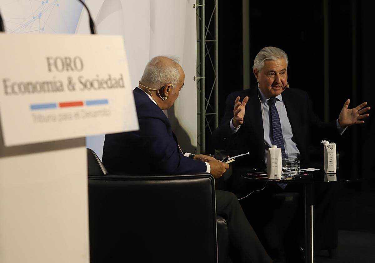 Javier Campos, durante un momento de su intervención en el foro de Asfaco
