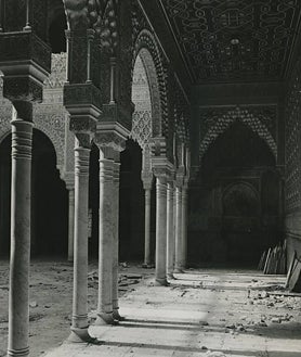 Imagen secundaria 2 - Arriba, el palacio, en su ubicación junto a la Castellana. Abajo, izquierda, la fachada del edificio. Dcha, detalle de las columnas de inspiración árabe