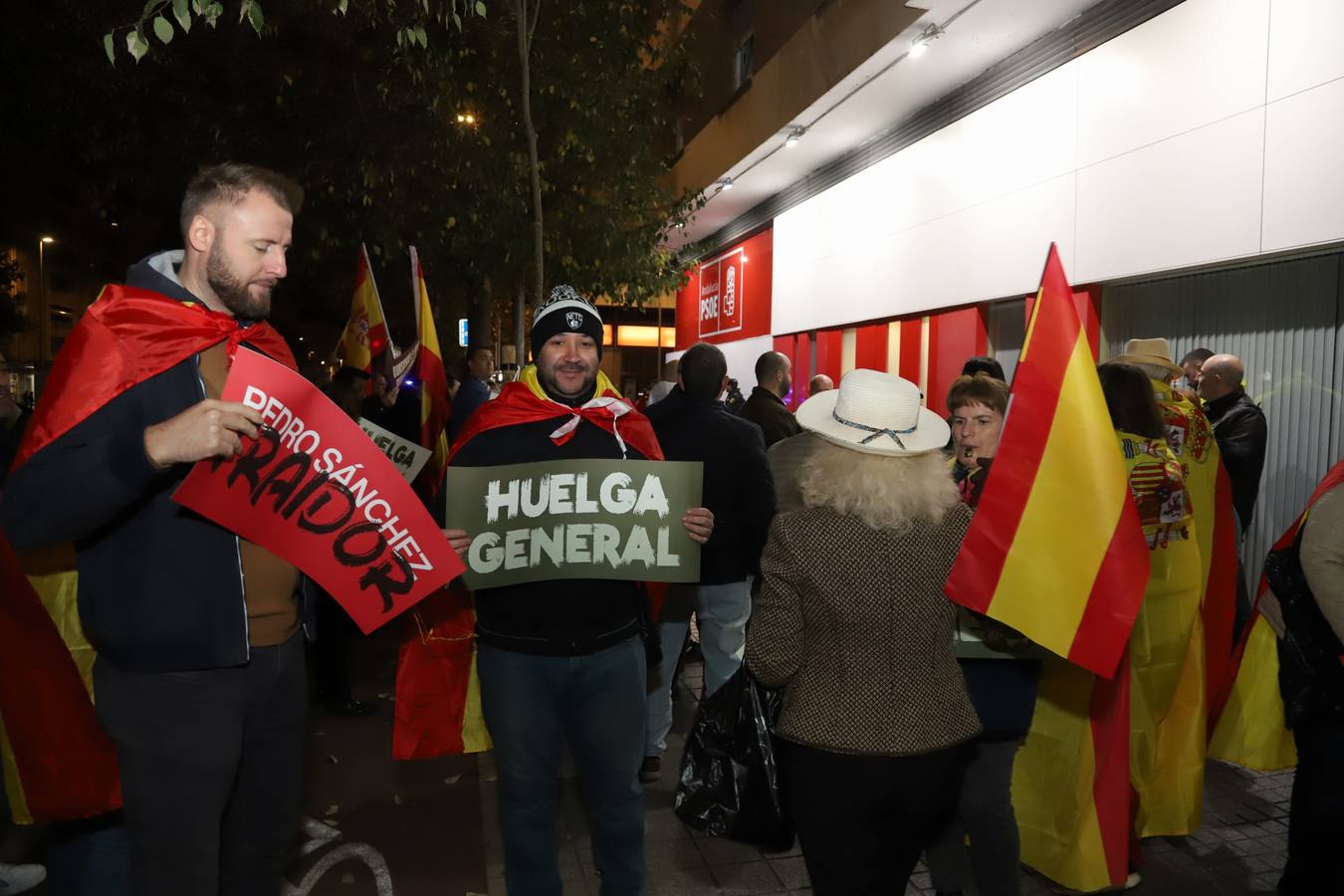 Fotos: Vox encabeza una nueva protesta en la sede del PSOE de Córdoba contra la amnistía