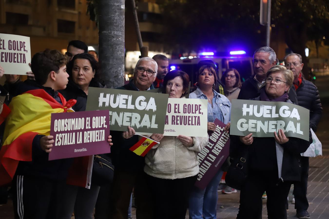 Fotos: Vox encabeza una nueva protesta en la sede del PSOE de Córdoba contra la amnistía