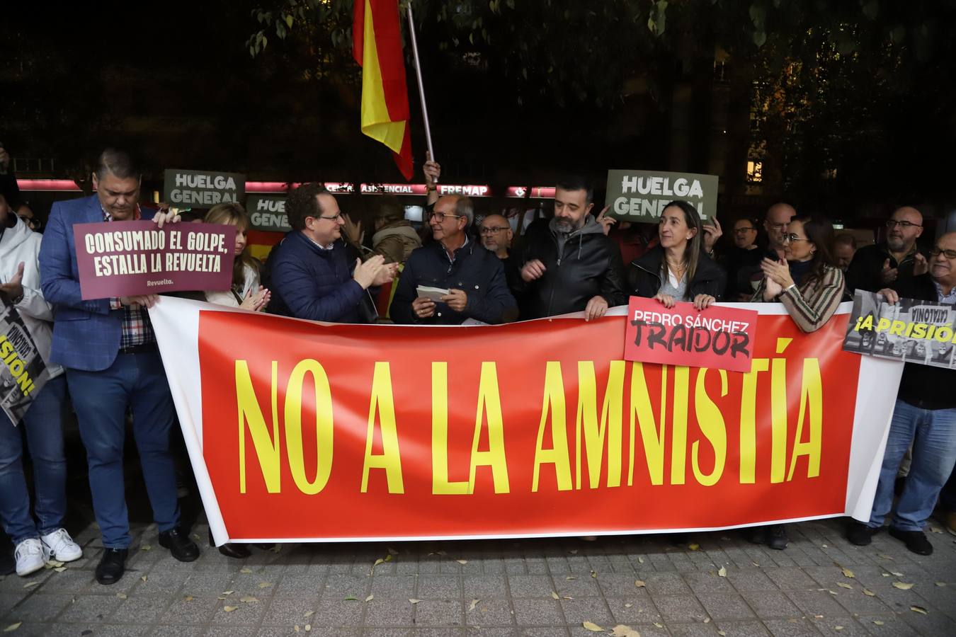 Fotos: Vox encabeza una nueva protesta en la sede del PSOE de Córdoba contra la amnistía