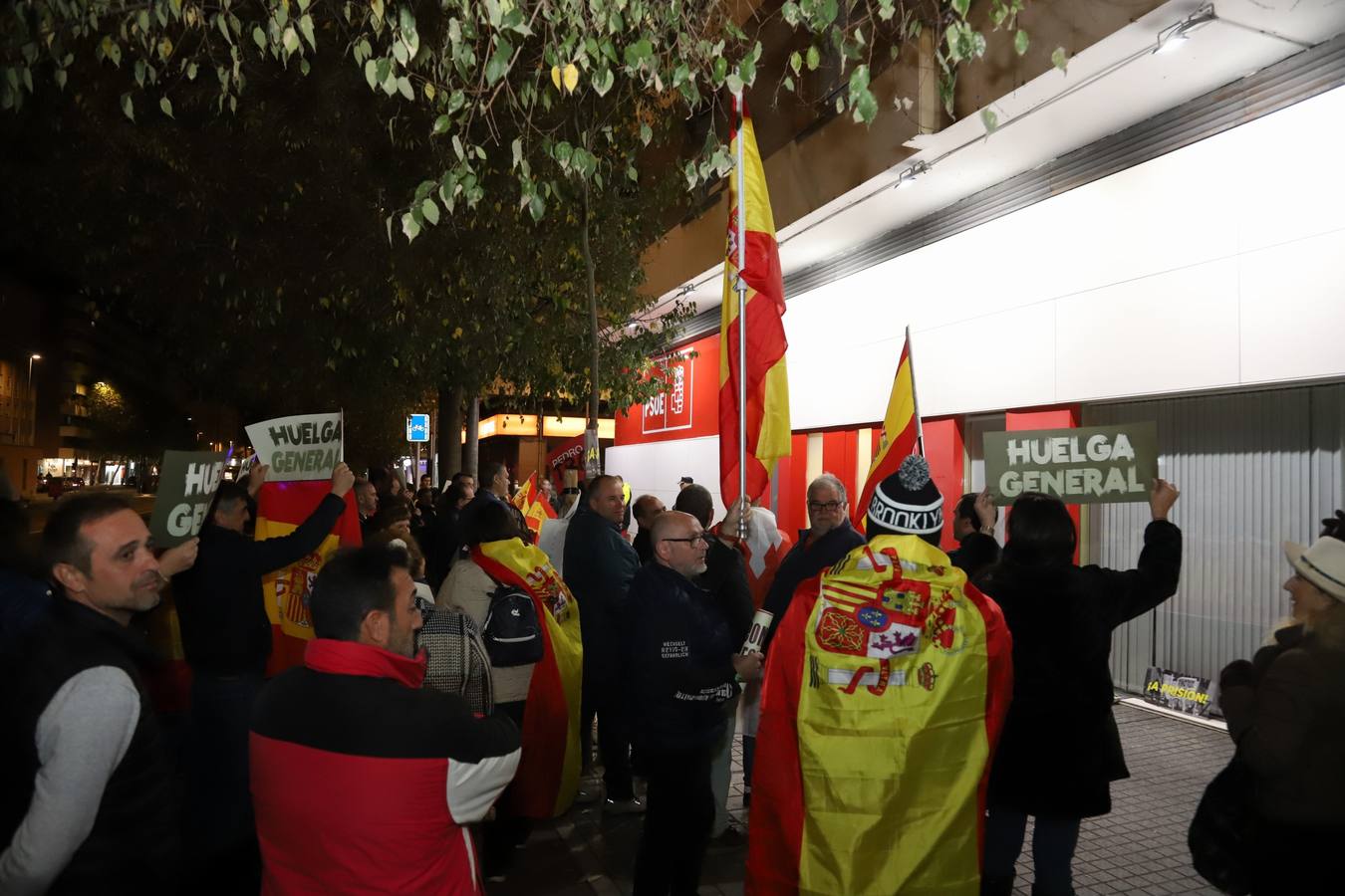 Fotos: Vox encabeza una nueva protesta en la sede del PSOE de Córdoba contra la amnistía