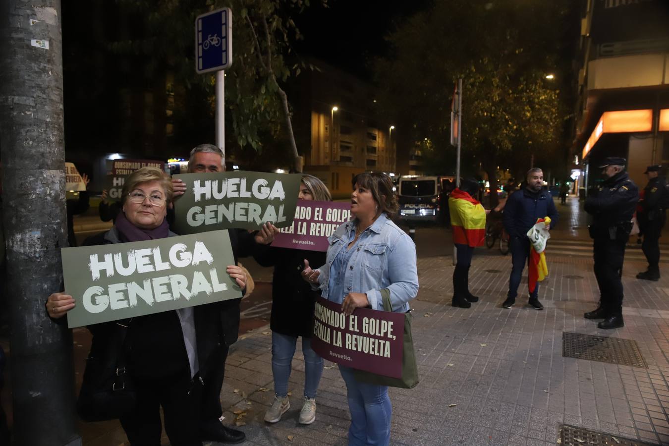 Fotos: Vox encabeza una nueva protesta en la sede del PSOE de Córdoba contra la amnistía