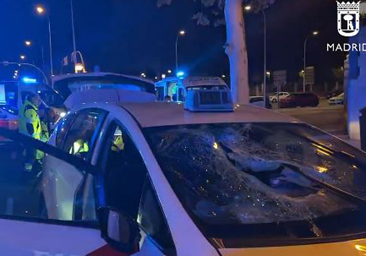 El taxi, con el cristal roto tras el atropello