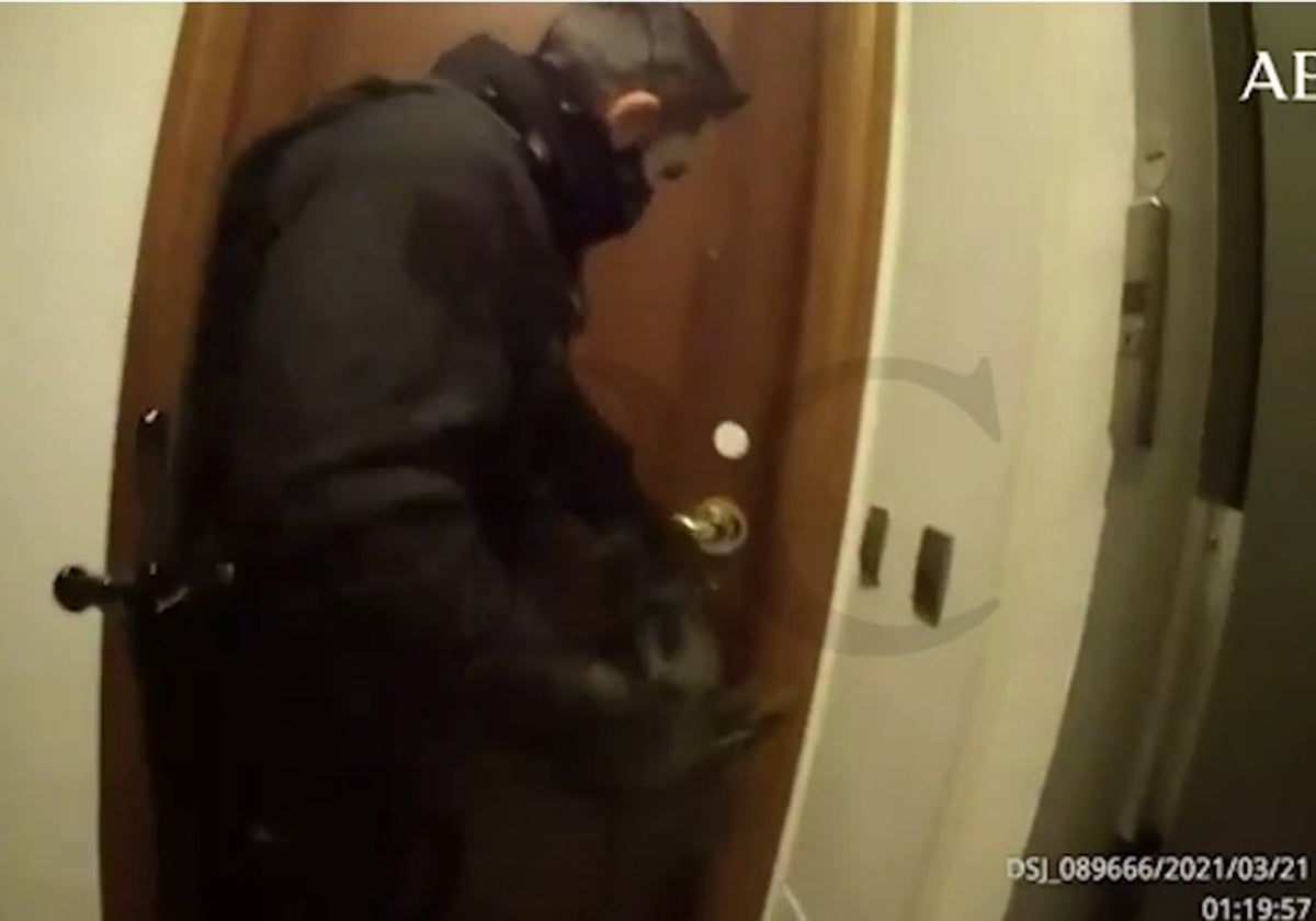 Captura del vídeo que grabó la cámara de uno de los agentes durante el uso del ariete
