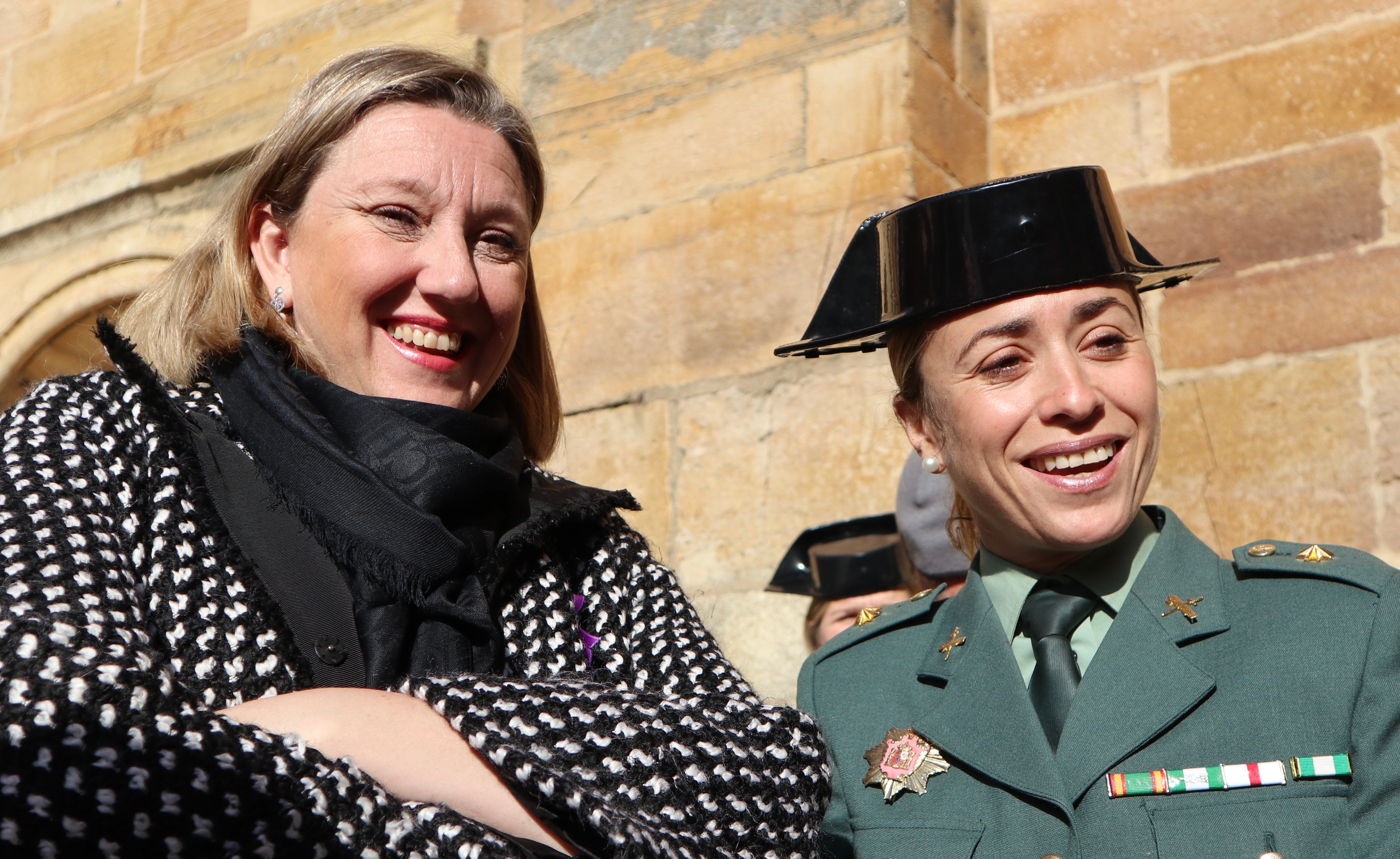 La consejera de Familia e Igualdad de Oportunidades, Isabel Blanco (i), participa en el acto institucional del Ayuntamiento de Benavente con motivo del Día Internacional de la Eliminación de la Violencia contra la Mujer y en el reconocimiento por el 35 aniversario de la incorporación de las mujeres a la Guardia Civil