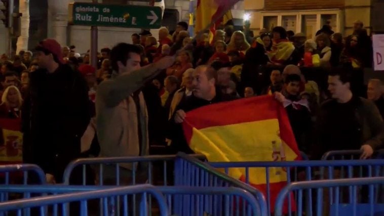 Ferraz vive una de las protestas con menor afluencia de manifestantes contra el PSOE
