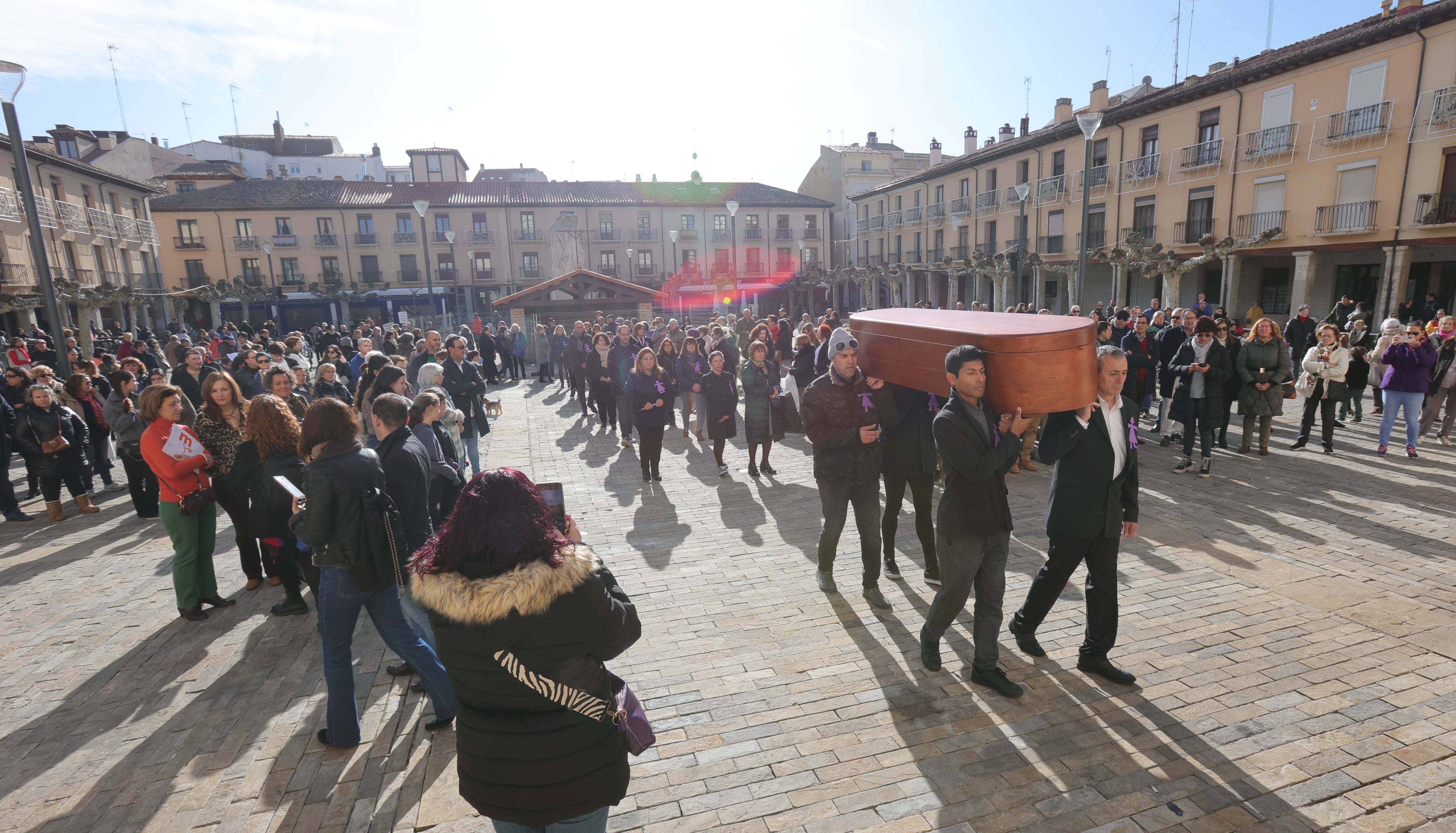 En Palencia, varios manifestantes han llevado a hombros un féretro para recodar a las víctimas mortales de esta lacra